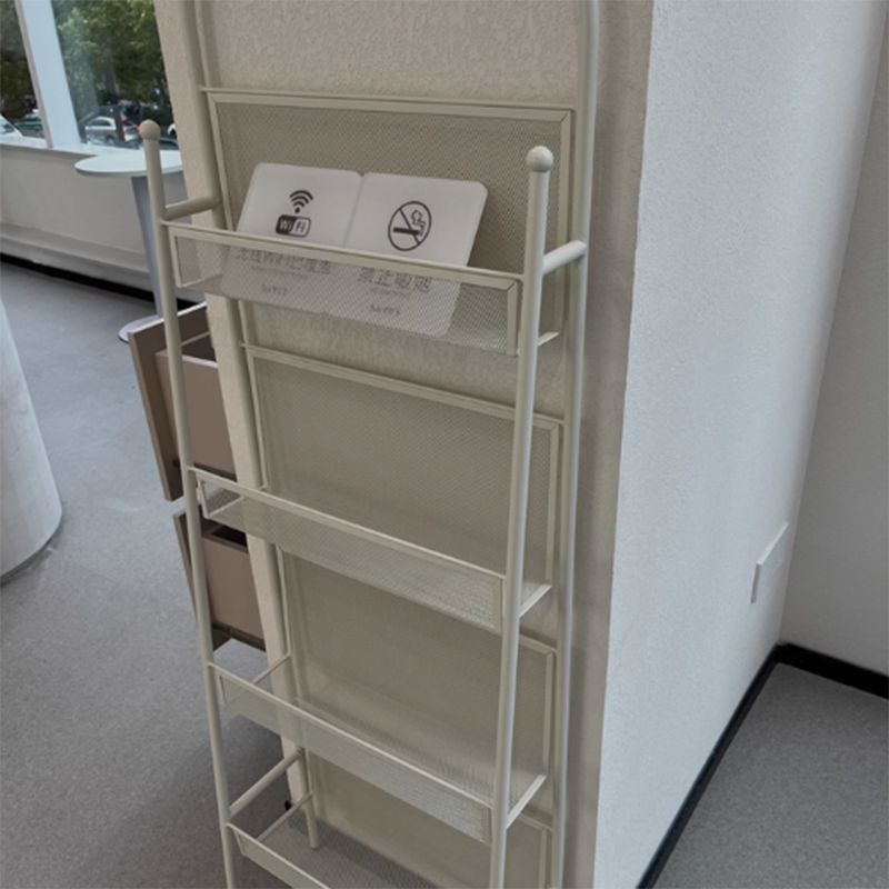 Zeitgenössisches industrielles Kohlenstoffstahl hohles gewölbtes freistehendes Bücherregal mit 4 Ebenen für das Studium 