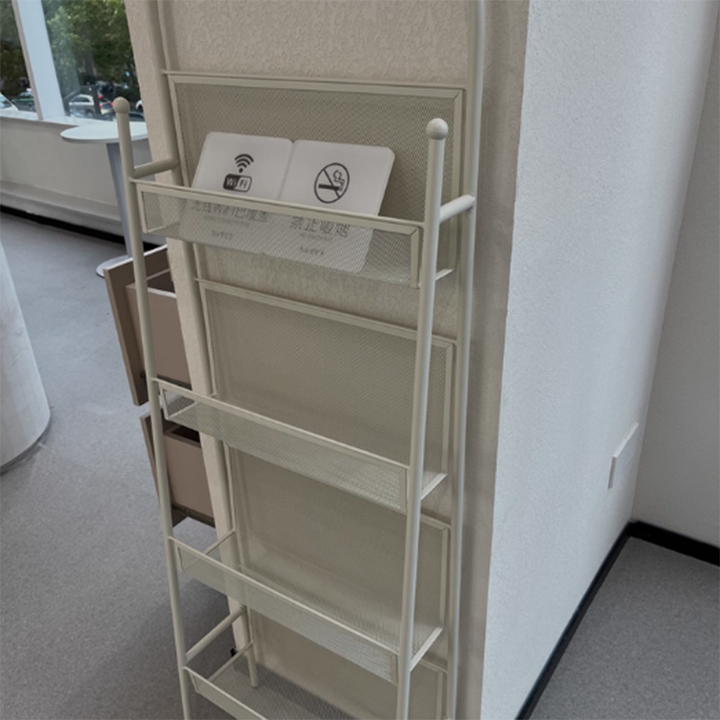Zeitgenössisches industrielles Kohlenstoffstahl hohles gewölbtes freistehendes Bücherregal mit 4 Ebenen für das Studium 