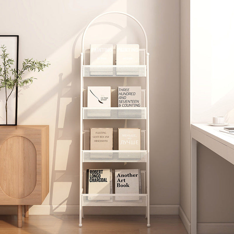 Zeitgenössisches industrielles Kohlenstoffstahl hohles gewölbtes freistehendes Bücherregal mit 4 Ebenen für das Studium 