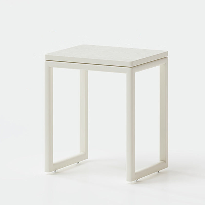 Moderner minimalistischer rechteckiger beweglicher Beistelltisch aus Gummibaumholz mit 1 Ablage für das Wohnzimmer 