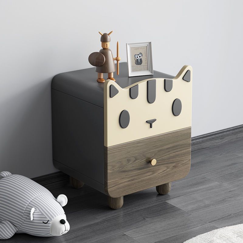 Moderner Art Deco Holzpaneel Nachttisch aus Massivholz mit Metall in Katzenform und 2 Schubladen für das Schlafzimmer 