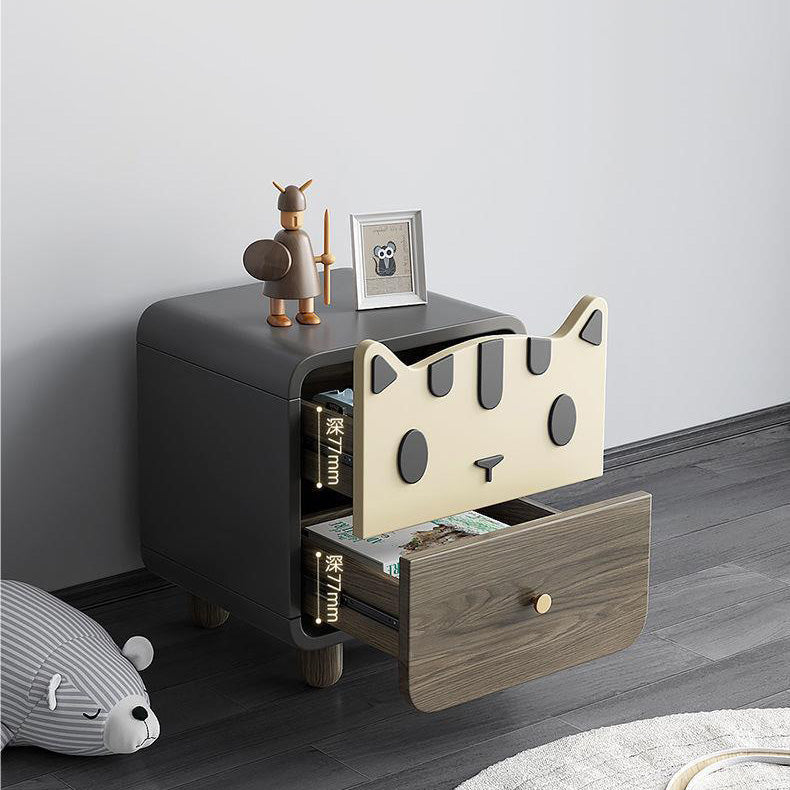 Moderner Art Deco Holzpaneel Nachttisch aus Massivholz mit Metall in Katzenform und 2 Schubladen für das Schlafzimmer 