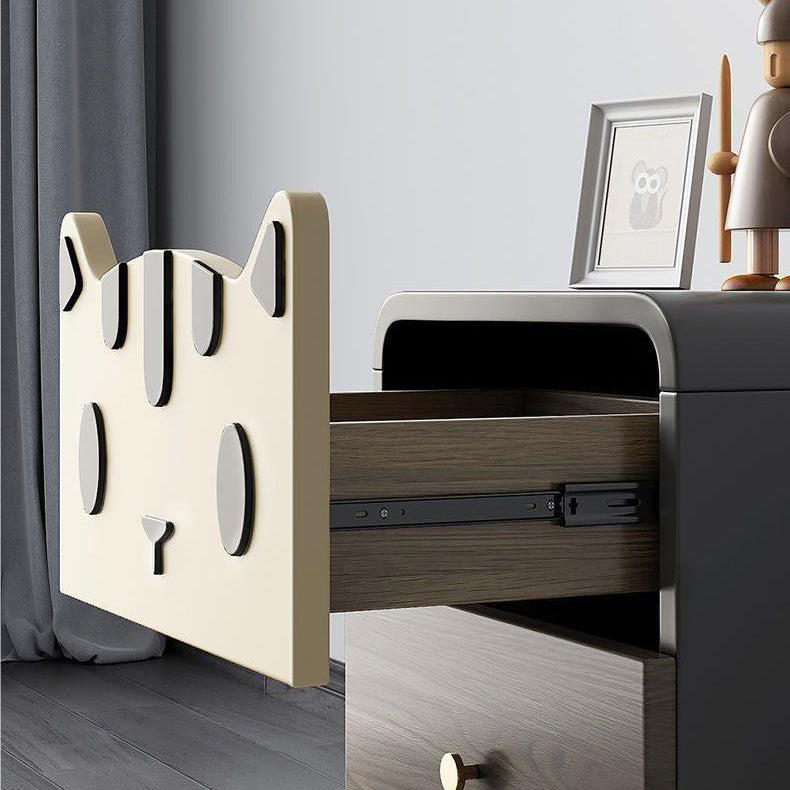 Moderner Art Deco Holzpaneel Nachttisch aus Massivholz mit Metall in Katzenform und 2 Schubladen für das Schlafzimmer 