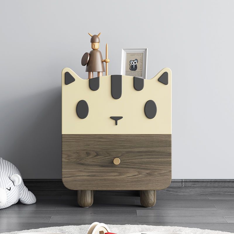 Moderner Art Deco Holzpaneel Nachttisch aus Massivholz mit Metall in Katzenform und 2 Schubladen für das Schlafzimmer 