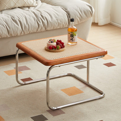 Zeitgenössischer kreativer Tisch mit gehärtetem Glas, Rattan, Stahlrohr und Holzplanken, gebogenes Endtisch 1-Ebene für Wohnzimmer 