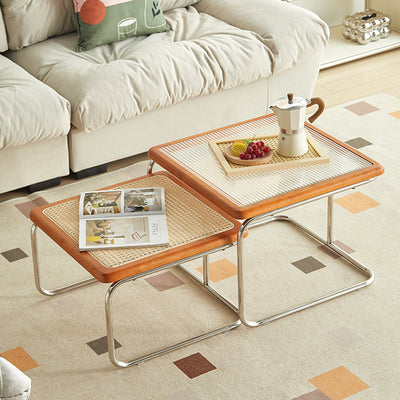 Zeitgenössischer kreativer Tisch mit gehärtetem Glas, Rattan, Stahlrohr und Holzplanken, gebogenes Endtisch 1-Ebene für Wohnzimmer 