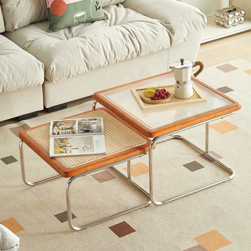Zeitgenössischer kreativer Tisch mit gehärtetem Glas, Rattan, Stahlrohr und Holzplanken, gebogenes Endtisch 1-Ebene für Wohnzimmer 