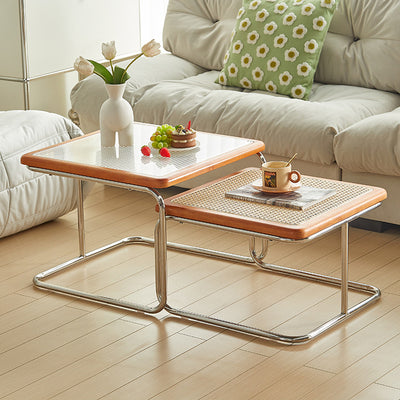 Zeitgenössischer kreativer Tisch mit gehärtetem Glas, Rattan, Stahlrohr und Holzplanken, gebogenes Endtisch 1-Ebene für Wohnzimmer 