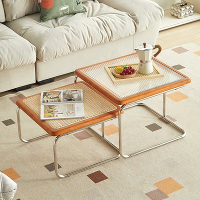 Zeitgenössischer kreativer Tisch mit gehärtetem Glas, Rattan, Stahlrohr und Holzplanken, gebogenes Endtisch 1-Ebene für Wohnzimmer 