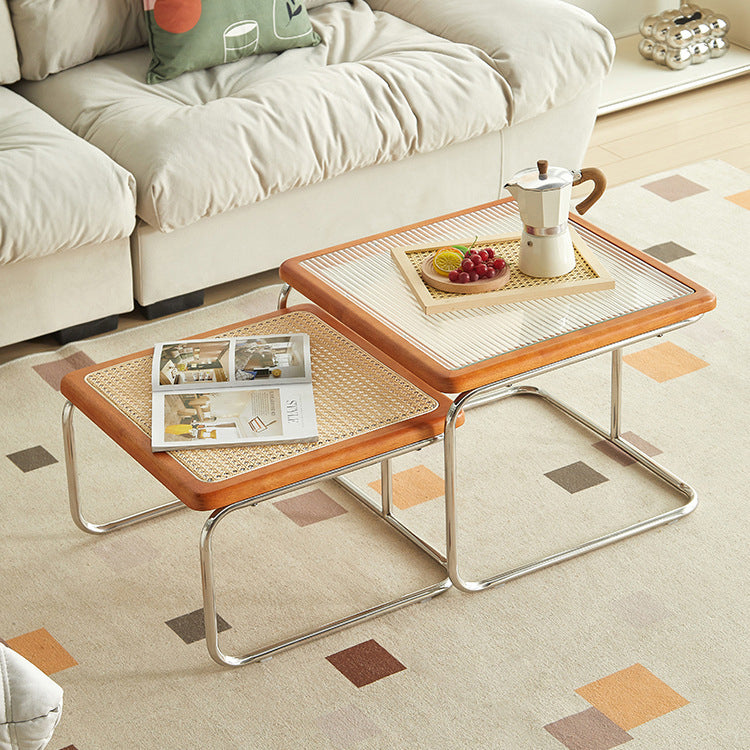 Zeitgenössischer kreativer Tisch mit gehärtetem Glas, Rattan, Stahlrohr und Holzplanken, gebogenes Endtisch 1-Ebene für Wohnzimmer 