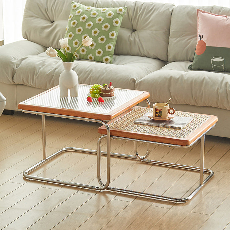 Zeitgenössischer kreativer Tisch mit gehärtetem Glas, Rattan, Stahlrohr und Holzplanken, gebogenes Endtisch 1-Ebene für Wohnzimmer 