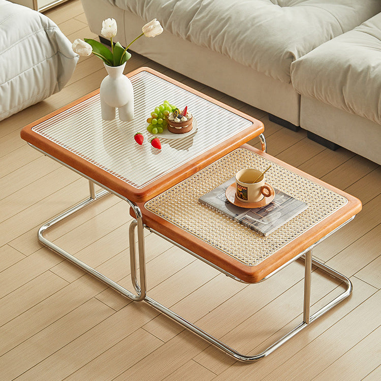 Zeitgenössischer kreativer Tisch mit gehärtetem Glas, Rattan, Stahlrohr und Holzplanken, gebogenes Endtisch 1-Ebene für Wohnzimmer 