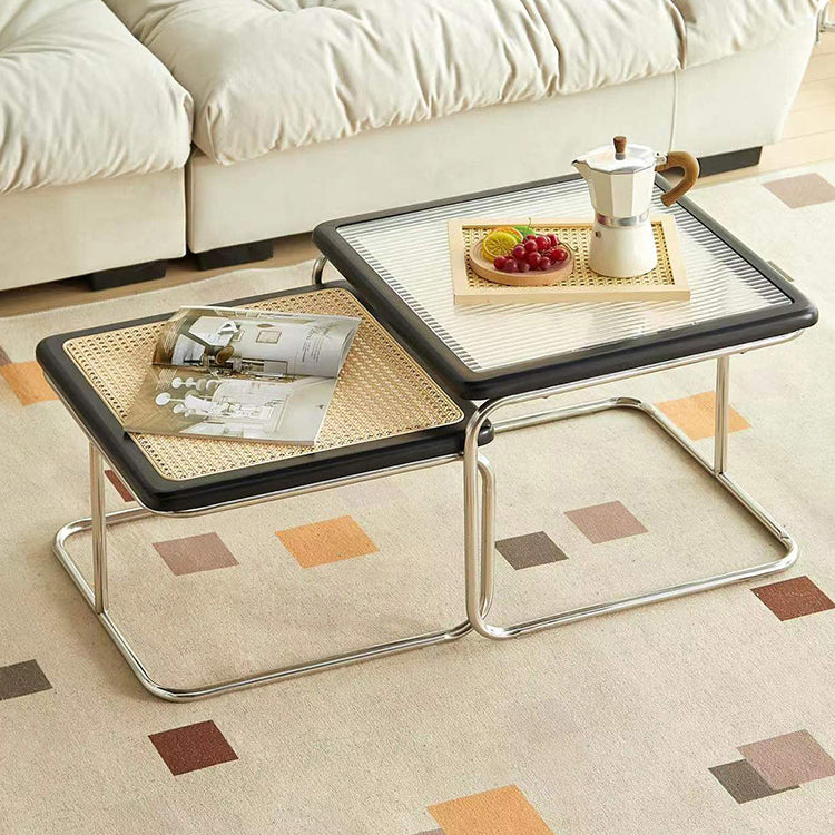 Zeitgenössischer kreativer Tisch mit gehärtetem Glas, Rattan, Stahlrohr und Holzplanken, gebogenes Endtisch 1-Ebene für Wohnzimmer 