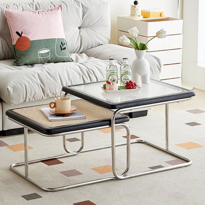 Zeitgenössischer kreativer Tisch mit gehärtetem Glas, Rattan, Stahlrohr und Holzplanken, gebogenes Endtisch 1-Ebene für Wohnzimmer 