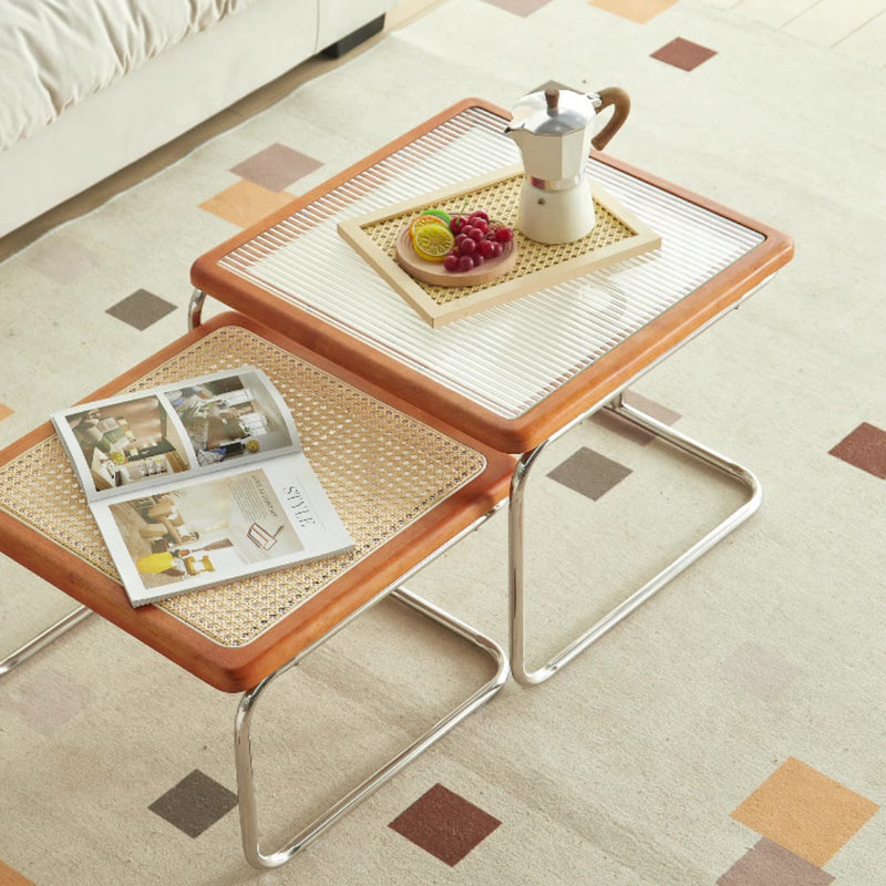 Zeitgenössischer kreativer Tisch mit gehärtetem Glas, Rattan, Stahlrohr und Holzplanken, gebogenes Endtisch 1-Ebene für Wohnzimmer 