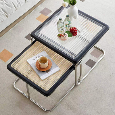 Zeitgenössischer kreativer Tisch mit gehärtetem Glas, Rattan, Stahlrohr und Holzplanken, gebogenes Endtisch 1-Ebene für Wohnzimmer 