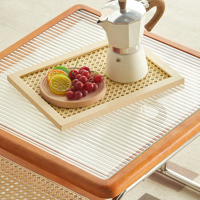 Zeitgenössischer kreativer Tisch mit gehärtetem Glas, Rattan, Stahlrohr und Holzplanken, gebogenes Endtisch 1-Ebene für Wohnzimmer 
