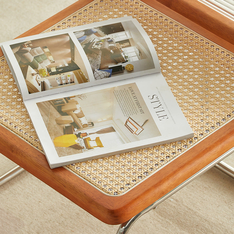 Zeitgenössischer kreativer Tisch mit gehärtetem Glas, Rattan, Stahlrohr und Holzplanken, gebogenes Endtisch 1-Ebene für Wohnzimmer 