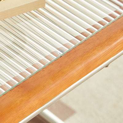 Zeitgenössischer kreativer Tisch mit gehärtetem Glas, Rattan, Stahlrohr und Holzplanken, gebogenes Endtisch 1-Ebene für Wohnzimmer 