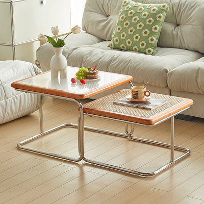 Zeitgenössischer kreativer Tisch mit gehärtetem Glas, Rattan, Stahlrohr und Holzplanken, gebogenes Endtisch 1-Ebene für Wohnzimmer 