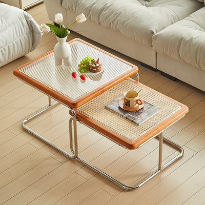 Zeitgenössischer kreativer Tisch mit gehärtetem Glas, Rattan, Stahlrohr und Holzplanken, gebogenes Endtisch 1-Ebene für Wohnzimmer 