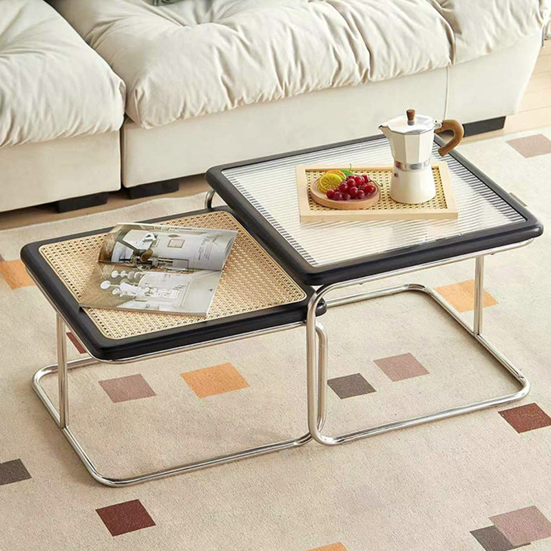 Zeitgenössischer kreativer Tisch mit gehärtetem Glas, Rattan, Stahlrohr und Holzplanken, gebogenes Endtisch 1-Ebene für Wohnzimmer 