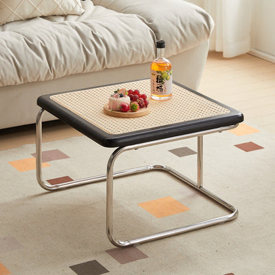 Zeitgenössischer kreativer Tisch mit gehärtetem Glas, Rattan, Stahlrohr und Holzplanken, gebogenes Endtisch 1-Ebene für Wohnzimmer 