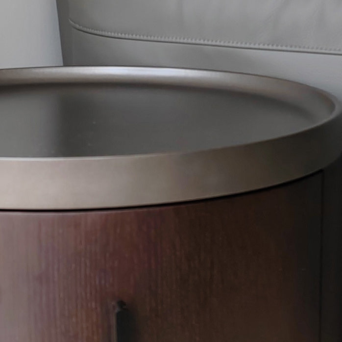 Mesita de noche redonda minimalista moderna de madera de fresno y metal de acero inoxidable con 2 cajones para dormitorio 