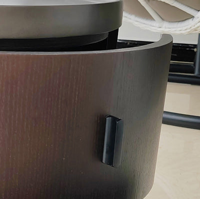 Mesita de noche redonda minimalista moderna de madera de fresno y metal de acero inoxidable con 2 cajones para dormitorio 