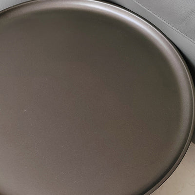 Mesita de noche redonda minimalista moderna de madera de fresno y metal de acero inoxidable con 2 cajones para dormitorio 