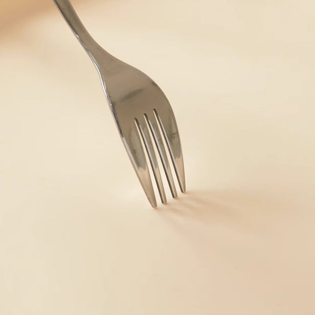 Zeitgenössischer skandinavischer ovaler Beistelltisch aus ABS-Kohlenstoffstahl mit 2 Ebenen für das Wohnzimmer 