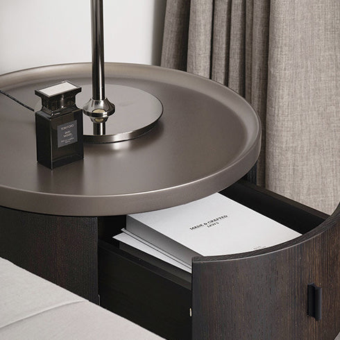 Moderner minimalistischer runder zylindrischer Nachttisch aus metallisch lackiertem MDF, Metall und Sperrholz mit Räuchereichenfurnier, mit 2 Schubladen, fürs Schlafzimmer 
