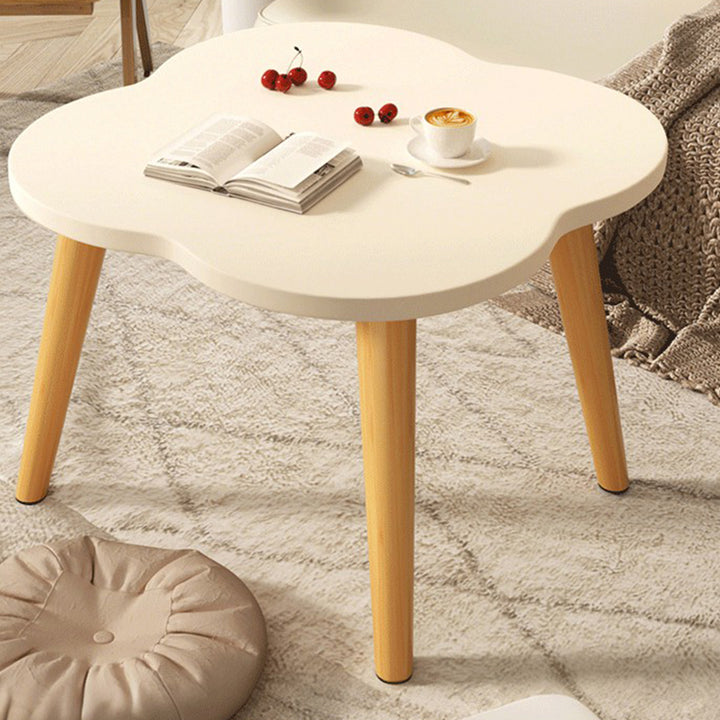 Moderner minimalistischer Beistelltisch aus Holz und Metall in Kleeblattform mit 1 Ebene für das Wohnzimmer 