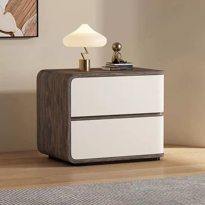 Zeitgenössischer kreativer Nachttisch aus Massivholz mit Kunstleder, geschwungenem, quadratischem Design, 2 Schubladen für das Schlafzimmer 