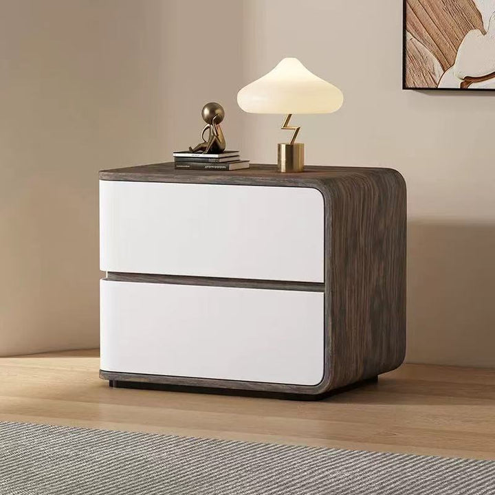 Zeitgenössischer kreativer Nachttisch aus Massivholz mit Kunstleder, geschwungenem, quadratischem Design, 2 Schubladen für das Schlafzimmer 