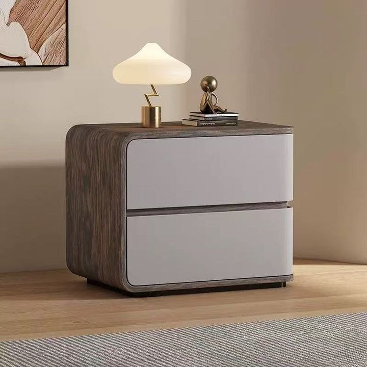 Zeitgenössischer kreativer Nachttisch aus Massivholz mit Kunstleder, geschwungenem, quadratischem Design, 2 Schubladen für das Schlafzimmer 