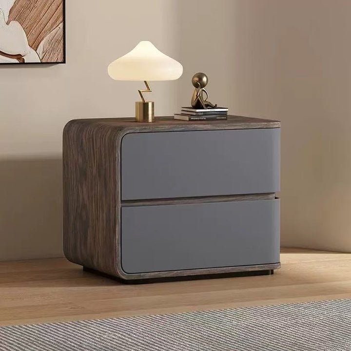 Zeitgenössischer kreativer Nachttisch aus Massivholz mit Kunstleder, geschwungenem, quadratischem Design, 2 Schubladen für das Schlafzimmer 