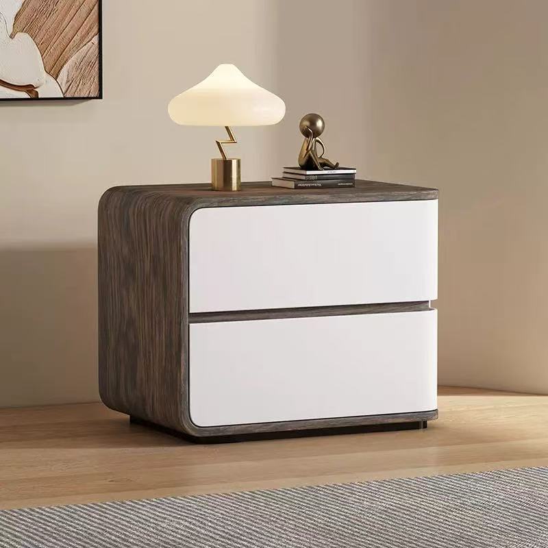 Zeitgenössischer kreativer Nachttisch aus Massivholz mit Kunstleder, geschwungenem, quadratischem Design, 2 Schubladen für das Schlafzimmer 