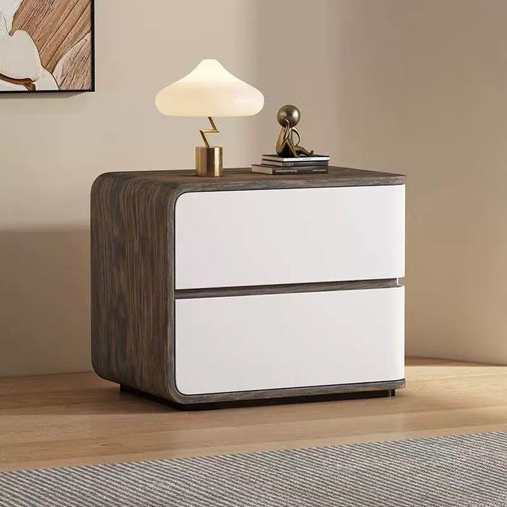 Zeitgenössischer kreativer Nachttisch aus Massivholz mit Kunstleder, geschwungenem, quadratischem Design, 2 Schubladen für das Schlafzimmer 