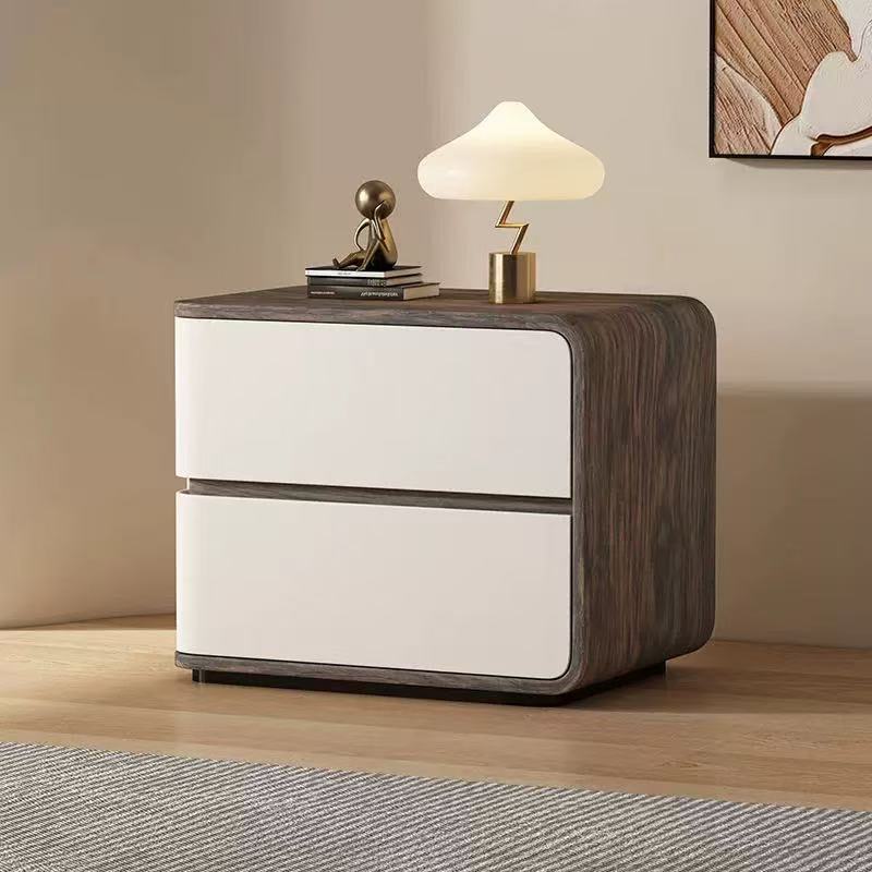Zeitgenössischer kreativer Nachttisch aus Massivholz mit Kunstleder, geschwungenem, quadratischem Design, 2 Schubladen für das Schlafzimmer 