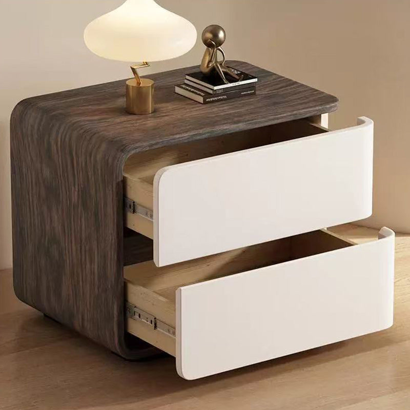 Zeitgenössischer kreativer Nachttisch aus Massivholz mit Kunstleder, geschwungenem, quadratischem Design, 2 Schubladen für das Schlafzimmer 
