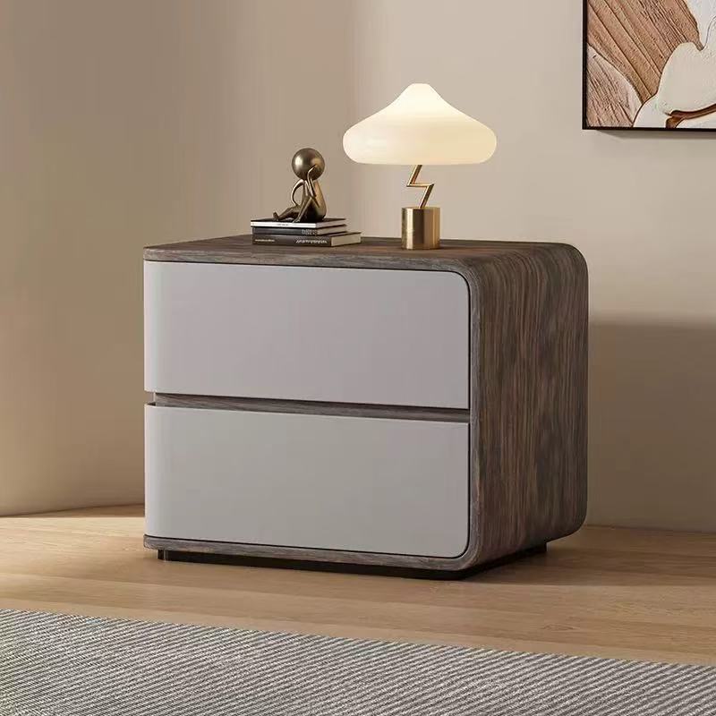 Zeitgenössischer kreativer Nachttisch aus Massivholz mit Kunstleder, geschwungenem, quadratischem Design, 2 Schubladen für das Schlafzimmer 