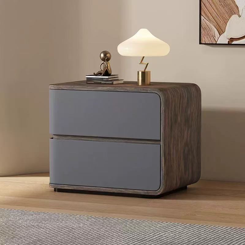 Zeitgenössischer kreativer Nachttisch aus Massivholz mit Kunstleder, geschwungenem, quadratischem Design, 2 Schubladen für das Schlafzimmer 