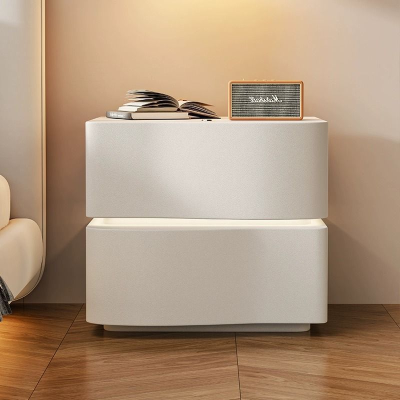Table de nuit rectangulaire incurvée en bois massif créatif contemporain avec faux cuir à 2 tiroirs pour chambre 