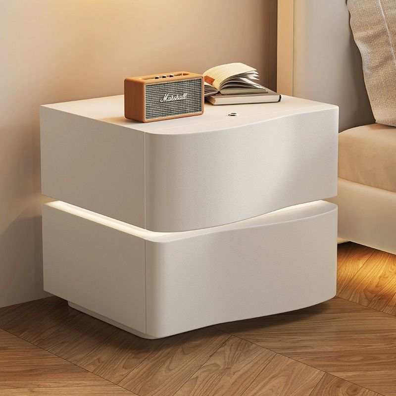 Table de nuit rectangulaire incurvée en bois massif créatif contemporain avec faux cuir à 2 tiroirs pour chambre 