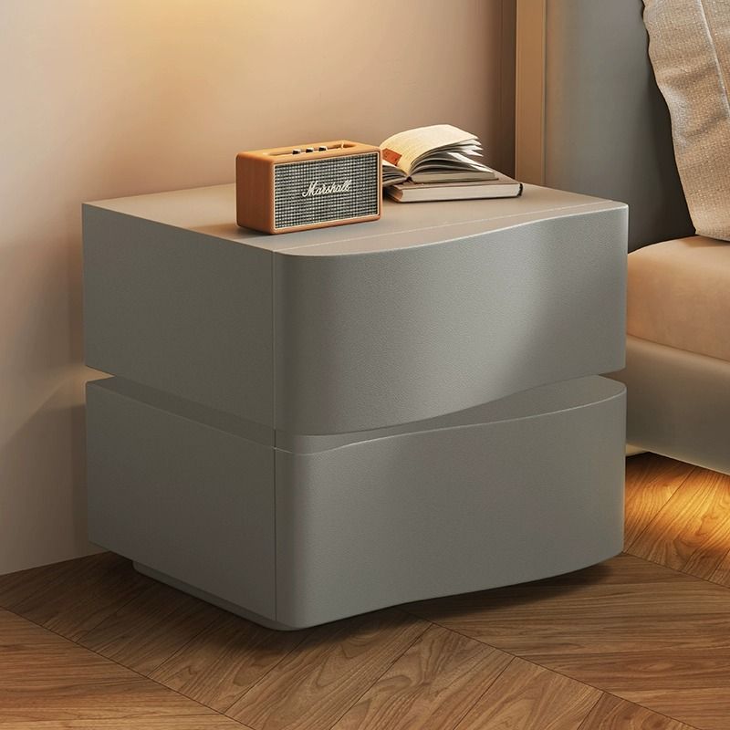 Table de nuit rectangulaire incurvée en bois massif créatif contemporain avec faux cuir à 2 tiroirs pour chambre 