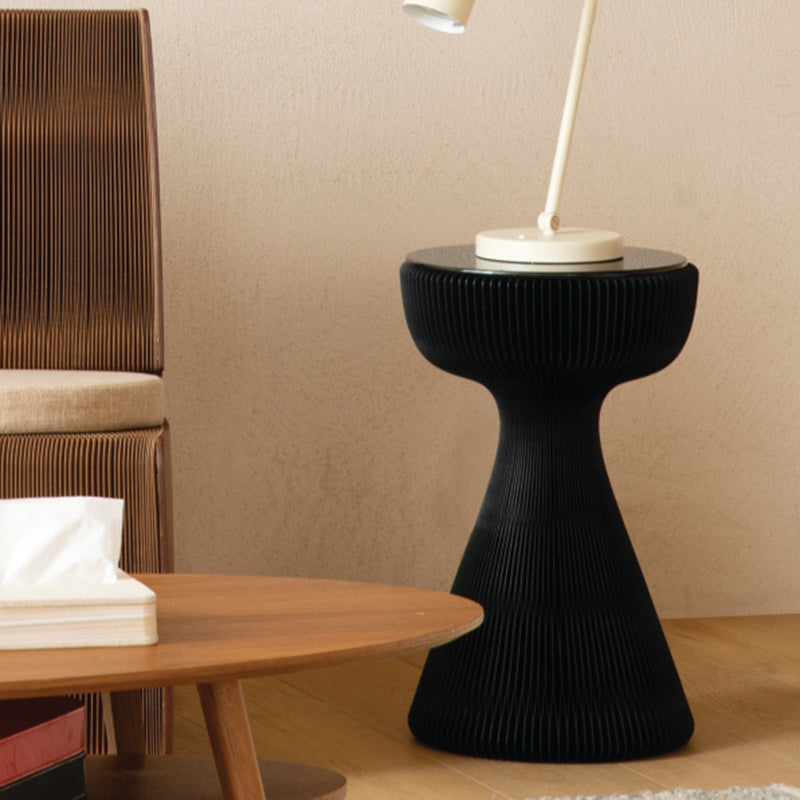 Zeitgenössischer kreativer Tisch aus gehärtetem Glas mit Papiertütenform, runder Endtisch, 1-stufig für das Wohnzimmer 