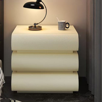 Table de nuit moderne en faux cuir de luxe avec courbes en bois massif et métal avec 3 tiroirs pour chambre 