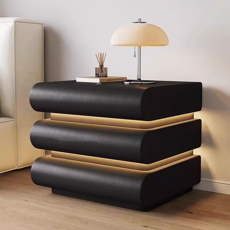 Moderne Luxus Nachttisch aus Kunstleder, massivem Holz und Metall mit geschwungenem Design und 3 Schubladen für das Schlafzimmer 