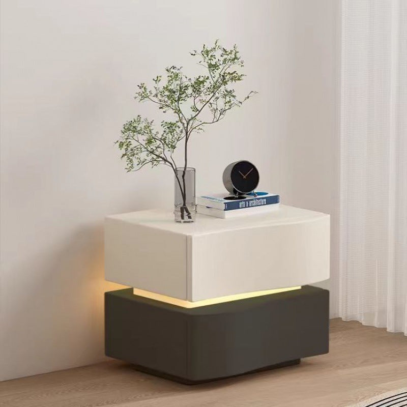 Table de chevet contemporaine en cuir de Napa créatif avec bois massif, métal, carré incurvé avec 2 tiroirs pour chambre 